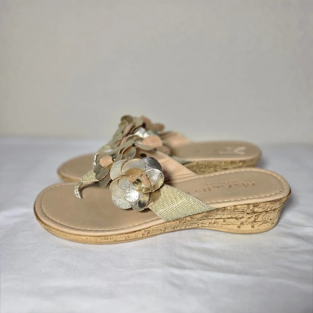 Mariella Italy Womens 9M Gold Metallic Floral Wedge Thong Sandals S1626
